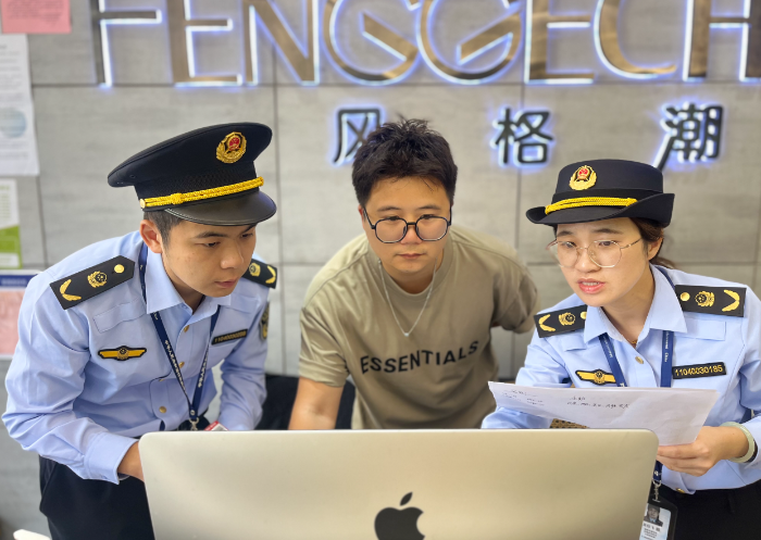 圖為該局執(zhí)法人員在一家美發(fā)店內(nèi)開展檢查。（孫俊輝 孫建新攝）