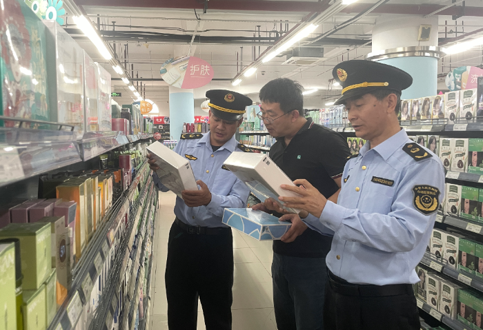 圖為該局執(zhí)法人員現(xiàn)場(chǎng)檢查化妝品放心消費(fèi)創(chuàng)建單位。（吳曉霞 通訊員孫建新 攝）