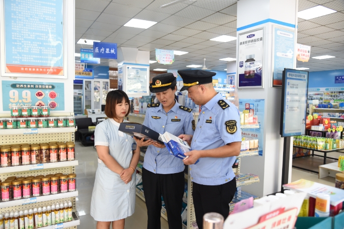 圖為該局執(zhí)法人員在一家醫(yī)療器械經營企業(yè)檢查腰椎固定帶的標簽標識等情況。