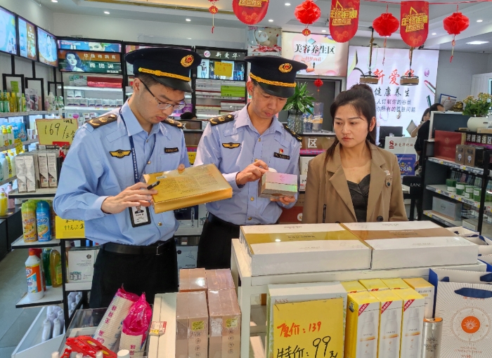 圖為10月21日，該局執(zhí)法人員在一家化妝品專賣店檢查產(chǎn)品質(zhì)量。（通訊員鄢國卿 攝）