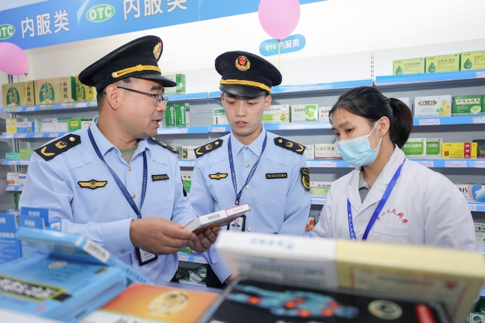 圖為該局執(zhí)法人員在轄區(qū)內(nèi)一家藥店內(nèi)開展現(xiàn)場(chǎng)檢查。（朱珍利 通訊員孫建新 攝）