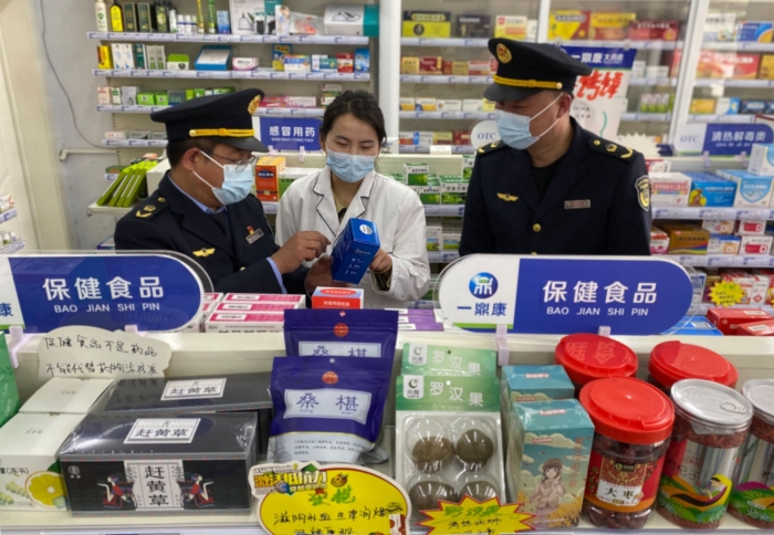圖為該局淺井市場(chǎng)監(jiān)管所執(zhí)法人員對(duì)農(nóng)村藥房開(kāi)展藥品安全監(jiān)督檢查。（劉曉紅 趙繼軍 攝）