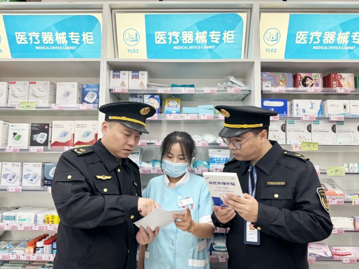 圖為該局執(zhí)法人員在一家藥店檢查遠紅外理療貼。