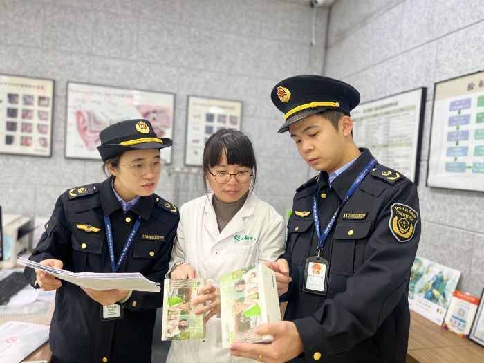 圖為該局執(zhí)法人員在一家助聽器專賣店內(nèi)檢查。（孫俊輝 孫建新攝）
