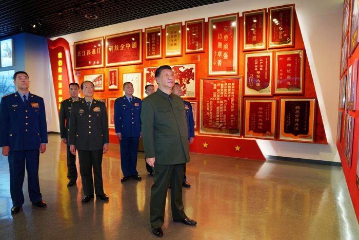 11月4日，中共中央總書記、國家主席、中央軍委主席習近平到空降兵軍視察。這是習近平參觀空降兵軍軍史館。新華社記者 李剛 攝