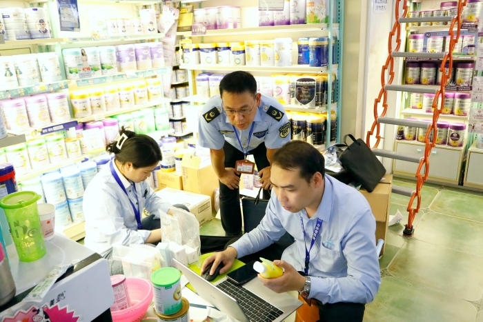南寧市市場監(jiān)管局到興寧區(qū)某母嬰用品店開展兒童化妝品監(jiān)督抽檢。（何正君 攝）