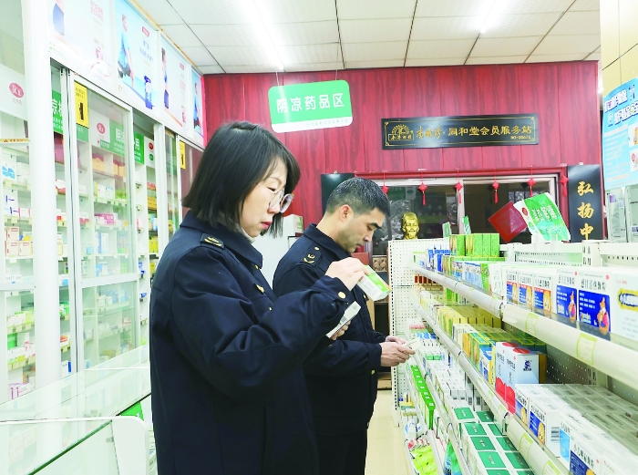 圖①為2024年1月23日，在“年關(guān)守護（2024）”專項行動中，衡陽市市場監(jiān)管局工作人員在零售藥店開展檢查。