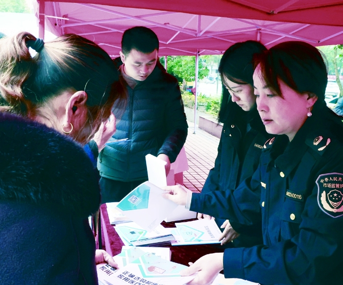 圖③為2023年11月15日，衡陽市市場監(jiān)管局工作人員在安全用藥月啟動儀式現(xiàn)場發(fā)放安全用械科普資料。