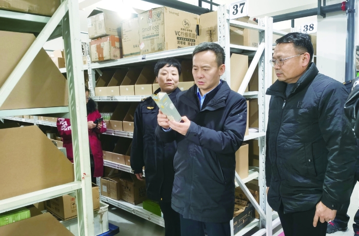 圖為2024年2月2日，為加強化妝品監(jiān)管，湘潭市市場監(jiān)管局黨組書記、局長趙波（中）在湖南開美美妝有限公司督查化妝品安全工作。