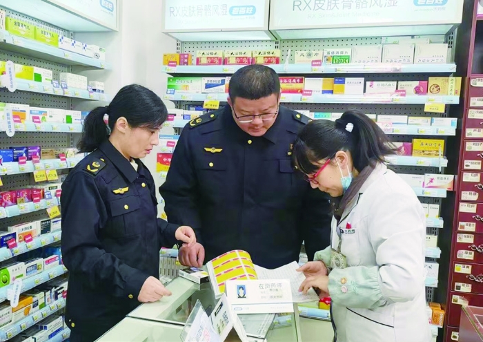左圖為2023年11月6日，為切實保障公眾用藥安全，湘潭市市場監(jiān)管局執(zhí)法人員在湘鄉(xiāng)市老百姓大藥房進行日常巡查。