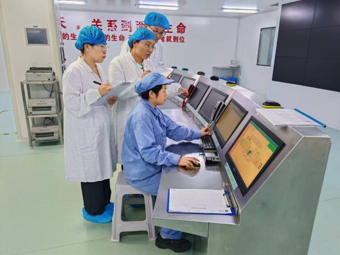 圖為第三分局執(zhí)法人員在一家生產(chǎn)企業(yè)車間現(xiàn)場(chǎng)檢查第二類精神藥品生產(chǎn)過(guò)程環(huán)境在線監(jiān)測(cè)情況。