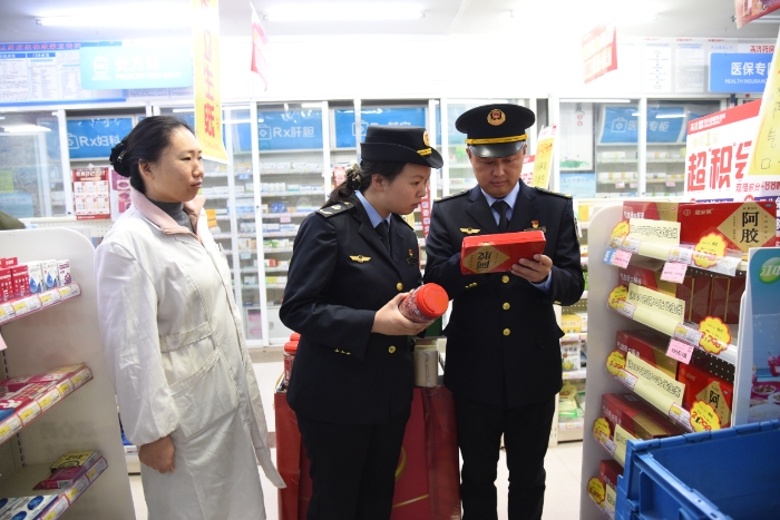 圖為11月29日，開封市市場監(jiān)管局城鄉(xiāng)一體化示范區(qū)分局金耀市場監(jiān)管所執(zhí)法人員在一家藥店檢查滋補類藥品的包裝、標簽。