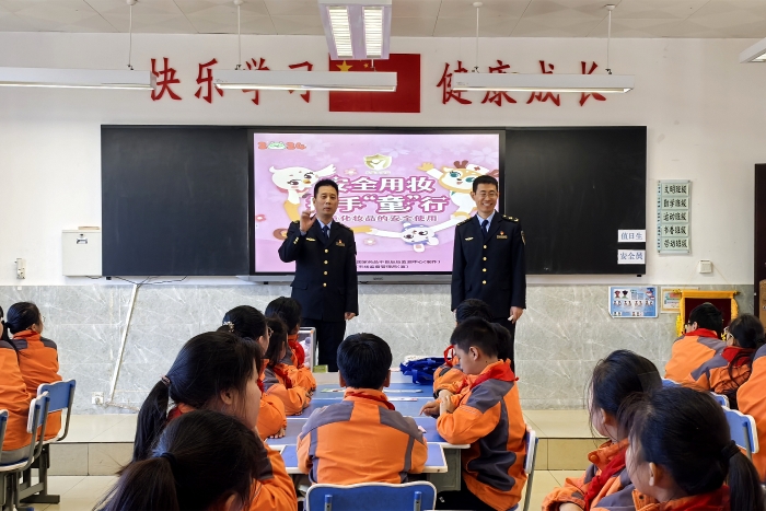 圖為灞橋區(qū)市場(chǎng)監(jiān)管局工作人員向師生介紹化妝品相關(guān)知識(shí)。