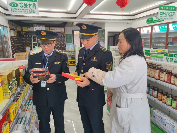 圖為該局執(zhí)法人員在一家藥品零售企業(yè)檢查補血、補氣藥品。（通訊員鄢國卿 攝）