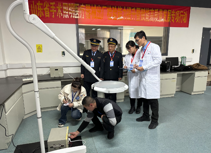 圖為參賽人員正在進行手術(shù)輔助照明設備對地漏電流項目檢驗考試。