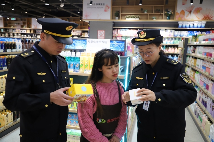 圖為該局執(zhí)法人員在一家商超指導檢查兒童化妝品的標簽標識信息。（蔣嬋玨 孫建新 攝）