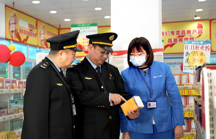圖為12月9日，該局執(zhí)法人員在一家零售藥店通過檢查包裝信息查驗中藥飲片。