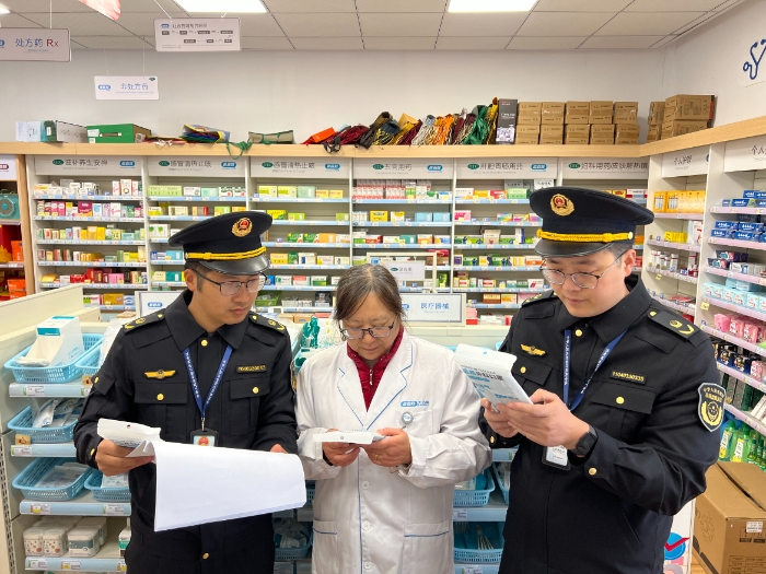 圖為該局執(zhí)法人員在一家藥店檢查冬季常用醫(yī)療器械。（黃元斌 孫建新 攝）