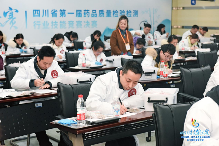 圖為中藥實操考試現(xiàn)場。