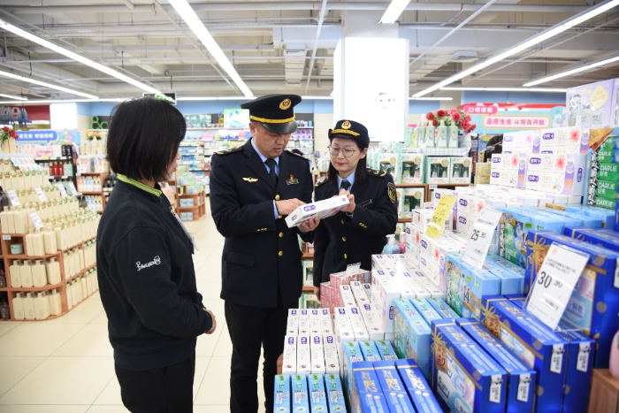 圖為該局執(zhí)法人員在一家超市內(nèi)檢查牙膏的標(biāo)簽標(biāo)識是否符合要求。