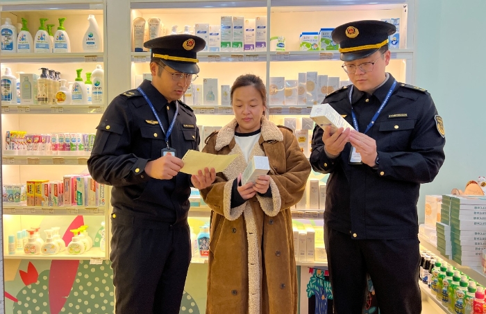 圖為該局執(zhí)法人員在一家母嬰店檢查兒童化妝品包裝、標(biāo)簽、購(gòu)進(jìn)驗(yàn)收等是否符合規(guī)定。（黃元斌 孫建新 攝）