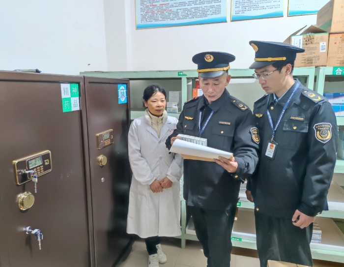 圖為12月20日，該局執(zhí)法人員在一家醫(yī)療機構檢查精神藥品購銷情況。（通訊員鄢國卿 攝）