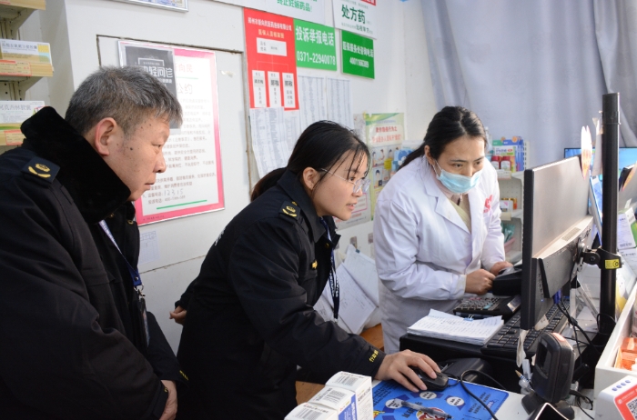 圖為該局執(zhí)法人員在一家藥店檢查藥品追溯掃碼使用情況。（通訊員韓吳琦 攝）