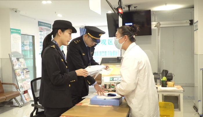 圖為該局執(zhí)法人員檢查安禾綜合門診部疫苗采購、運輸和儲存記錄單。