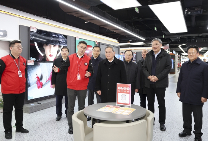 1月2日，中共中央政治局常委、國務(wù)院總理李強(qiáng)在山東濟(jì)南調(diào)研。這是李強(qiáng)在位于濟(jì)南市泉城路的京東電器旗艦店，了解家用電器、手機(jī)銷售等情況。新華社記者 丁海濤 攝