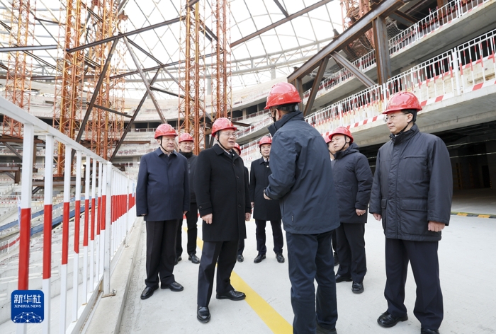 1月2日，中共中央政治局常委、國務(wù)院總理李強(qiáng)在山東濟(jì)南調(diào)研。這是李強(qiáng)在黃河體育中心察看施工進(jìn)展。新華社記者 丁海濤 攝