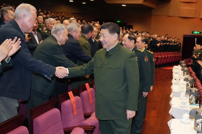 1月17日下午，中央軍委慰問駐京部隊老干部迎新春文藝演出在北京舉行。中共中央總書記、國家主席、中央軍委主席習(xí)近平觀看演出，向在座的軍隊老同志，向全軍離退休老干部，致以節(jié)日問候和新春祝福。新華社記者 李剛 攝