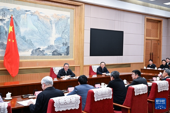 1月20日下午，中共中央政治局常委、國務院總理李強在北京主持召開專家、企業(yè)家和教科文衛(wèi)體等領域代表座談會，聽取對《政府工作報告（征求意見稿）》的意見建議。新華社記者 饒愛民 攝