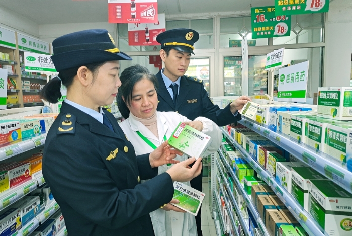 圖為2月6日，該局執(zhí)法人員對一家藥店在售藥品進(jìn)行檢查。（通訊員 王雨林?jǐn)z）