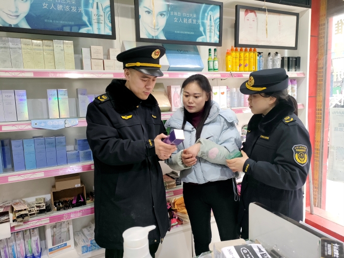 圖為2月18日，該局執(zhí)法人員在一家專賣店檢查化妝品銷售情況。