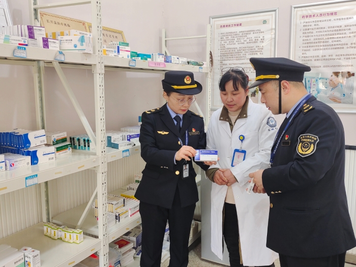 圖為該局執(zhí)法人員在一家衛(wèi)生服務(wù)站內(nèi)進(jìn)行現(xiàn)場檢查指導(dǎo)。（李文 孫建新 攝）