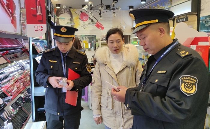 圖為2月24日，該局執(zhí)法人員在一家美容機(jī)構(gòu)檢查化妝品標(biāo)簽標(biāo)識(shí)情況。（通訊員 鄢國卿 攝）