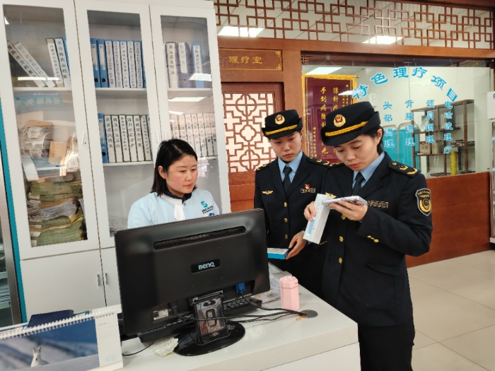 圖為2月26日，該局執(zhí)法人員在一家藥店檢查藥品網絡銷售情況。（通訊員韓吳琦 攝）