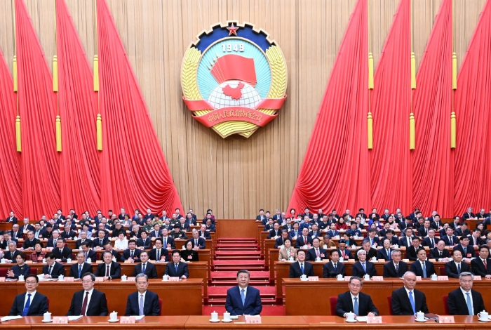 3月4日下午，中國人民政治協(xié)商會議第十四屆全國委員會第三次會議在北京人民大會堂開幕。這是習近平、李強、趙樂際、蔡奇、丁薛祥、李希、韓正在主席臺就座。新華社記者 謝環(huán)馳 攝