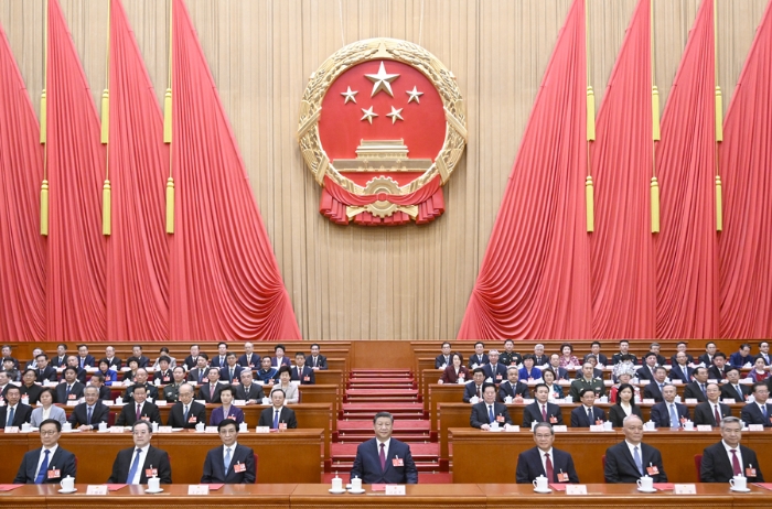 3月11日下午，第十四屆全國人民代表大會第三次會議在北京人民大會堂閉幕。黨和國家領(lǐng)導(dǎo)人習(xí)近平、李強(qiáng)、王滬寧、蔡奇、丁薛祥、李希、韓正等在主席臺就座。新華社記者 李學(xué)仁 攝