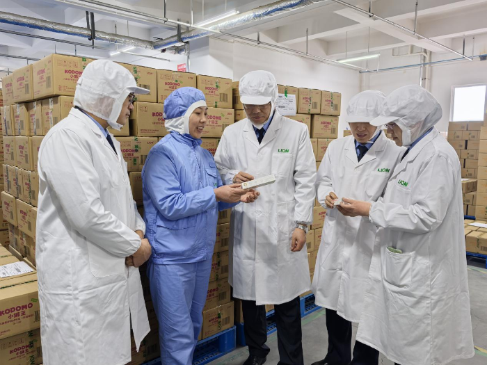 圖為檢查人員在庫房查看產(chǎn)品出入庫情況。（姜彥君 攝）