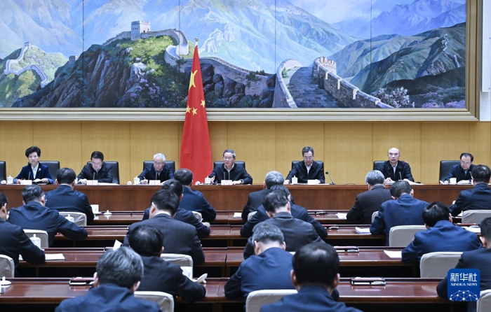3月14日，國務院總理李強主持召開國務院第八次全體會議，深入學習貫徹習近平總書記在全國兩會期間的重要講話和全國兩會精神，對落實國務院2025年重點工作進行部署。新華社記者 饒愛民 攝