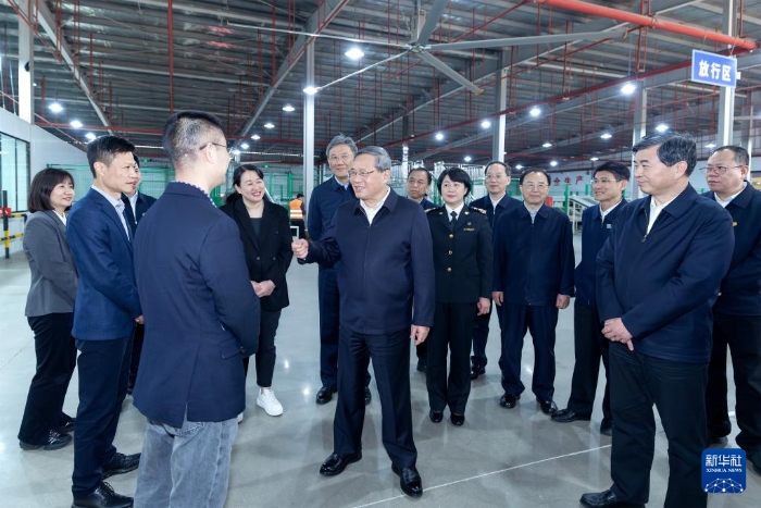 3月18日至20日，中共中央政治局常委、國務(wù)院總理李強在福建調(diào)研。這是3月18日，李強來到泉州晉江國際陸地港，了解其以“雙口岸+雙平臺”服務(wù)外貿(mào)企業(yè)等情況。新華社記者 劉彬 攝