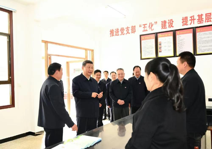 2024年3月19日，習(xí)近平總書記在湖南常德市鼎城區(qū)謝家鋪鎮(zhèn)港中坪村黨群服務(wù)中心了解當(dāng)?shù)貫榛鶎訙p負(fù)、提升基層治理效能等情況。