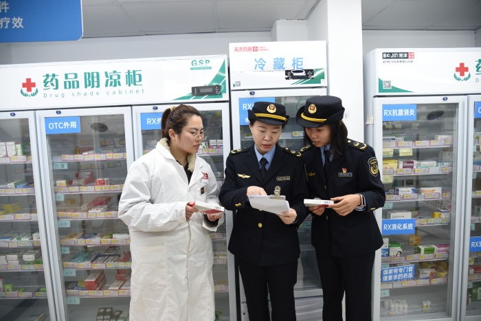圖為4月3日，該局執(zhí)法人員在一家藥店核對藥品的購進渠道信息。（通訊員 韓吳琦攝）