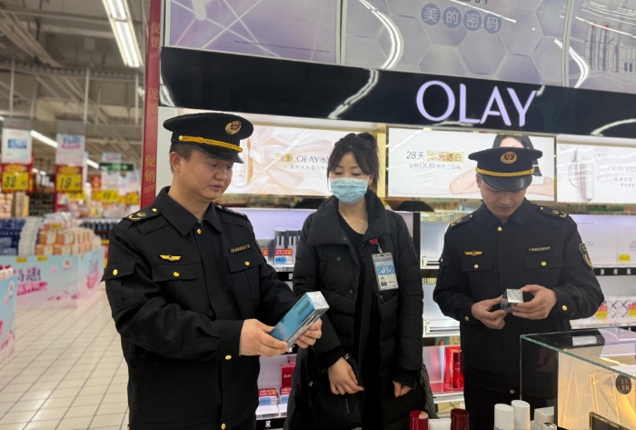圖為該分局執(zhí)法人員在一家化妝品專賣場進(jìn)行檢查。（吳萍 孫建新 攝）