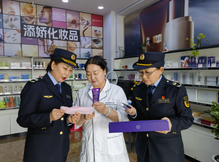 圖為4月3日，執(zhí)法人員在一家化妝品店檢查索票索證及臺(tái)賬記錄。（蘇日嘎拉圖 攝）