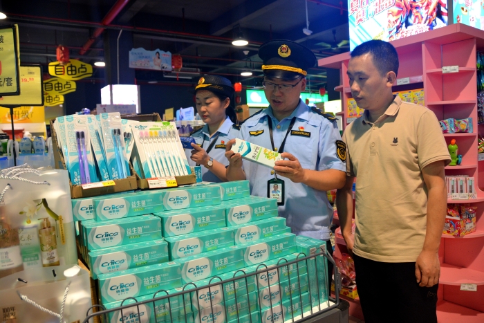 圖為6月16日，該局執(zhí)法人員在一家超市對牙膏的保質(zhì)期、是否明示或者暗示其具有醫(yī)療作用進(jìn)行檢查。（通訊員 文光輝攝）