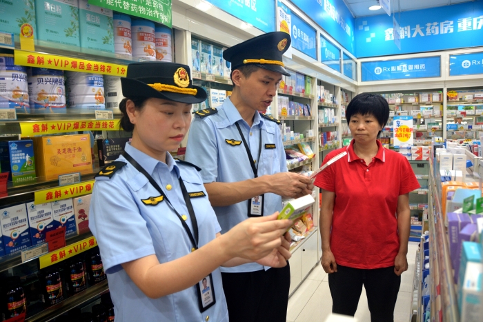 圖為6月18日，該局執(zhí)法人員在一家藥店對是否銷售回流藥進(jìn)行核查。（通訊員 文光輝攝）