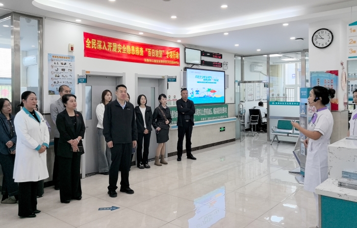 圖為學(xué)員赴長春市二道區(qū)長青社區(qū)衛(wèi)生服務(wù)中心觀摩醫(yī)療機(jī)構(gòu)藥房規(guī)格化建設(shè)情況。